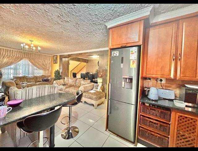 4 BEDROOM HOUSE FOR SALE IN BLUE HILLS